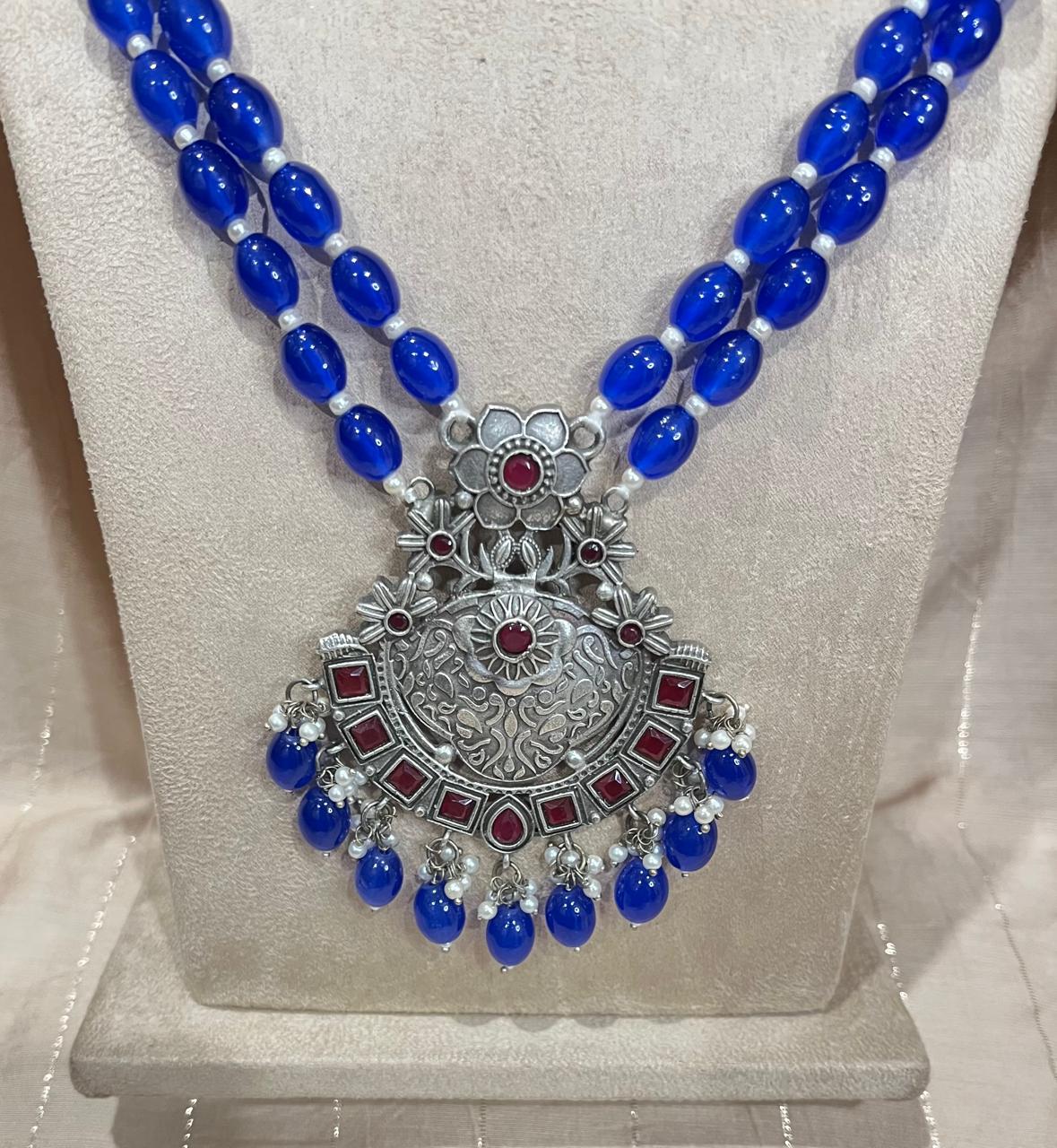 Silver replica beads necklace
