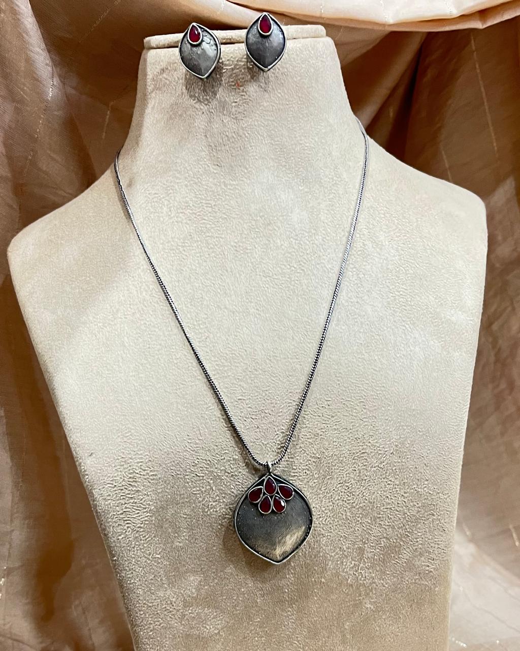 Oxodized chain pendant earrings set