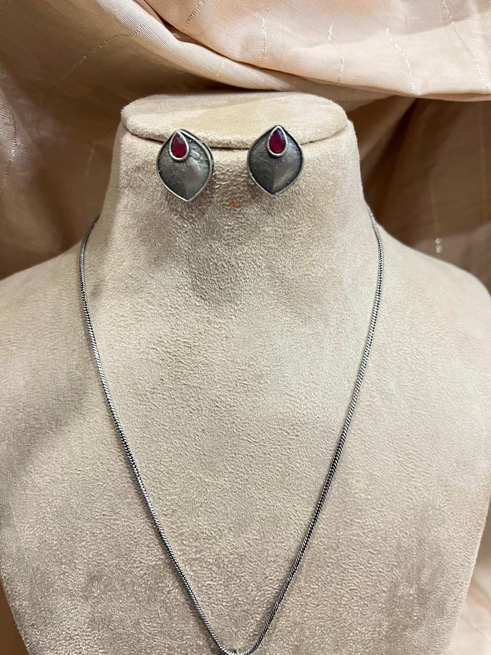 Oxodized chain pendant earrings set