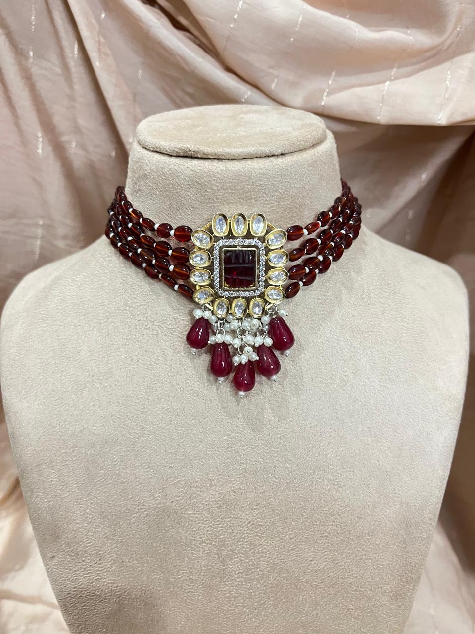 Semi precious beads with jadau pendant choker set