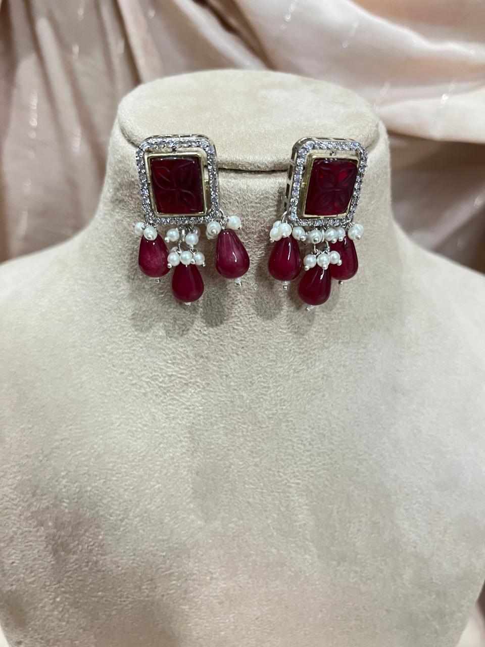 Semi precious beads with jadau pendant choker set